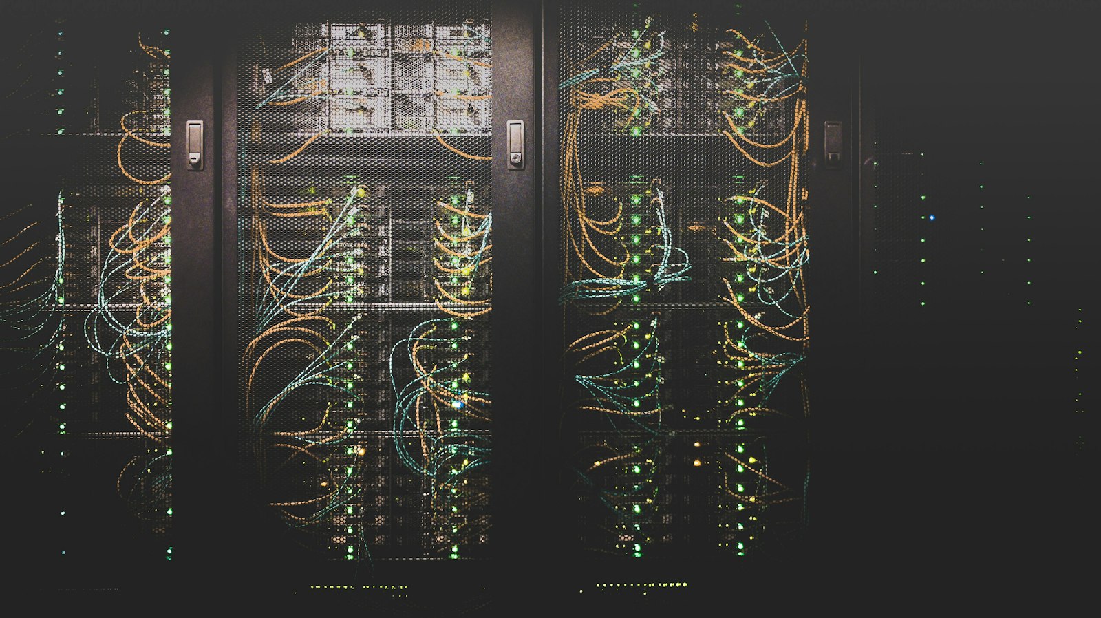Datacenter med belyste serverracks og fiberkabler